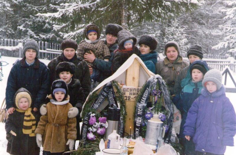 U-mogily-otza-Osipova-Vasiliya--Nikolaevicha-v-den-pohoron.-21-dekabrya-1998-god.jpg
